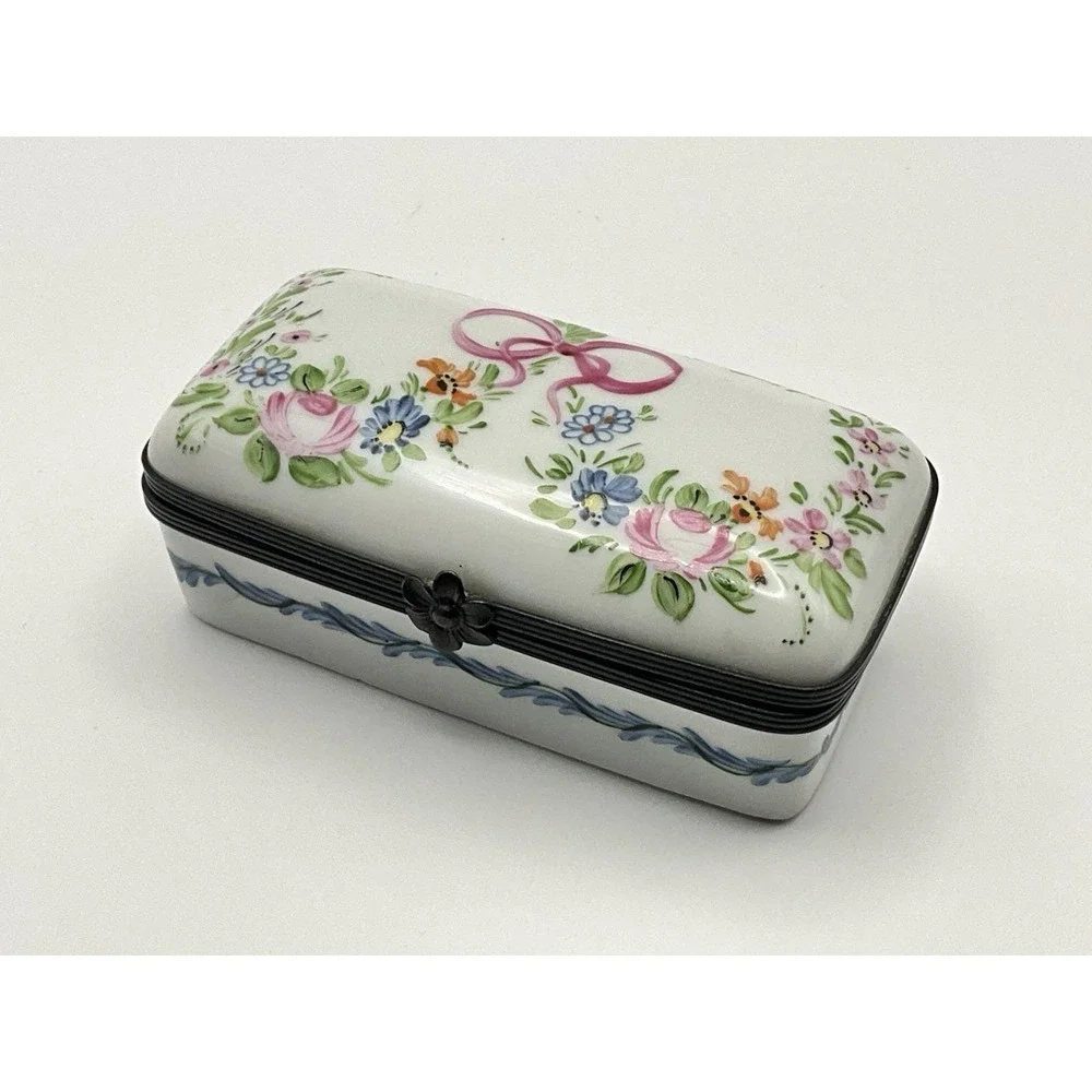 Limoges Peint Main Porcelain Hinged Floral Trinket Pill Box 3 3/8